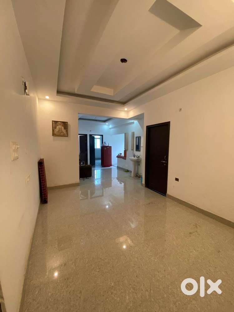 Flat sharing for girls only