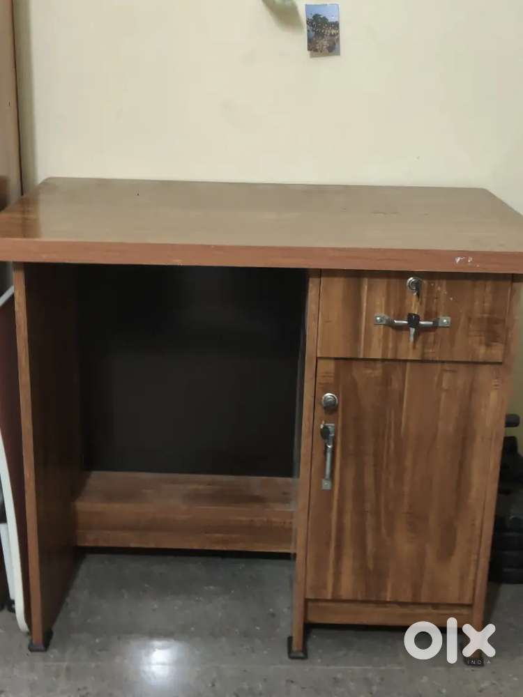 Study / Computer Table with 2 Plastic Chairs – Good Condition