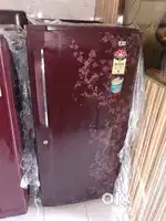 { RARLY USED } 5 YEAR WARRANTY FRIDGE, W. M AC FREE DELIVERY