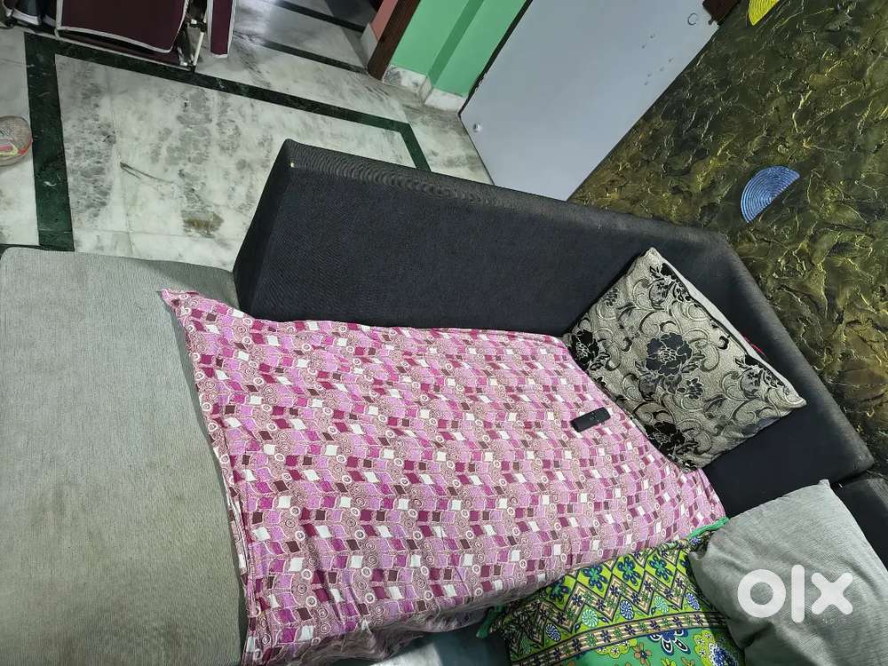 7 seater sofa in good condition with 5 cushion