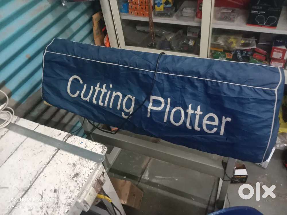 Redium 720 Cutting Plotter + Vinyl Rolls + Blades (1 Month Used)