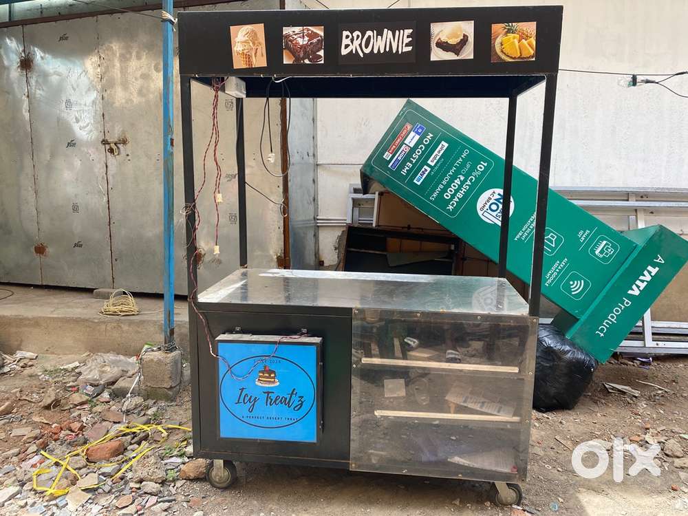 Food cart with moveable wheels