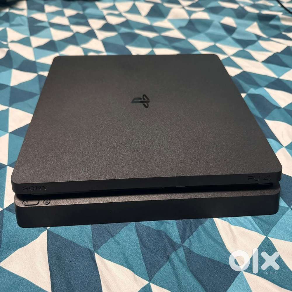 PS 4 Slim 1 TB with 7 CDs of Game