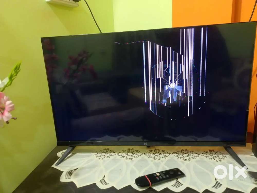 DEMAGED 1+ 32 INCH TV for sale