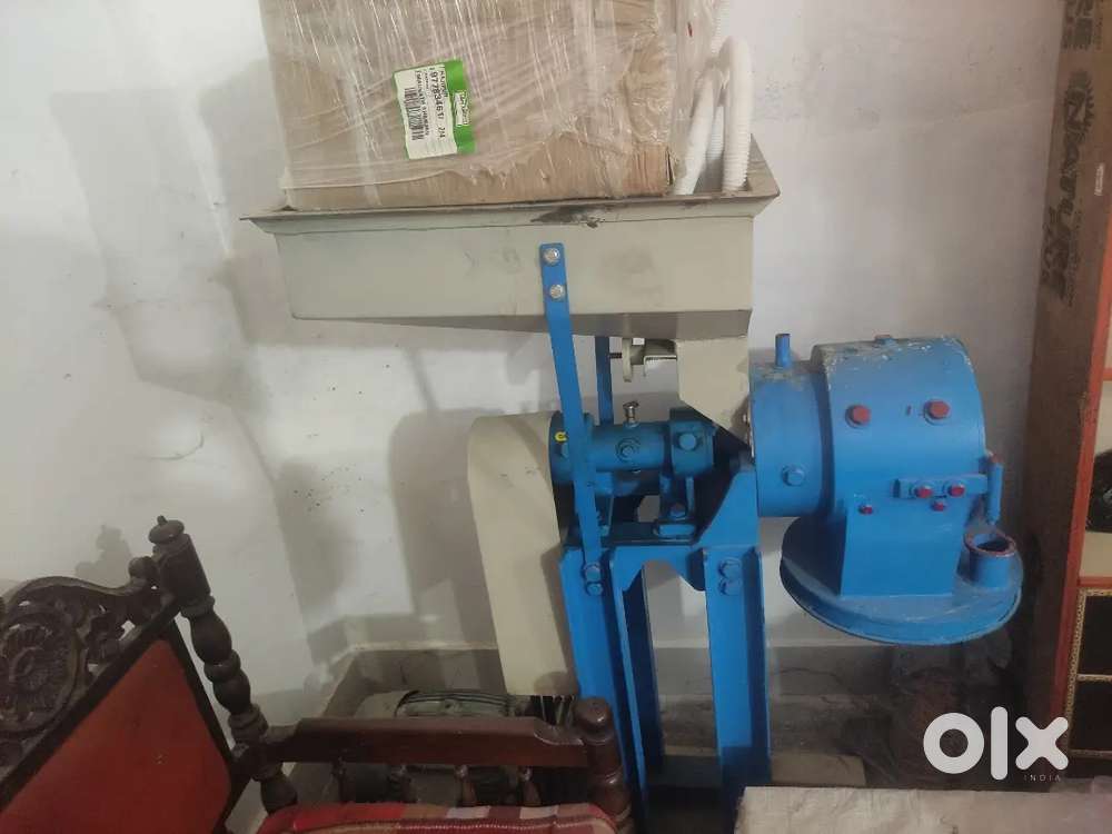 Aata chakki new h bilkul use nhi h moter and cleaning machine ke sath