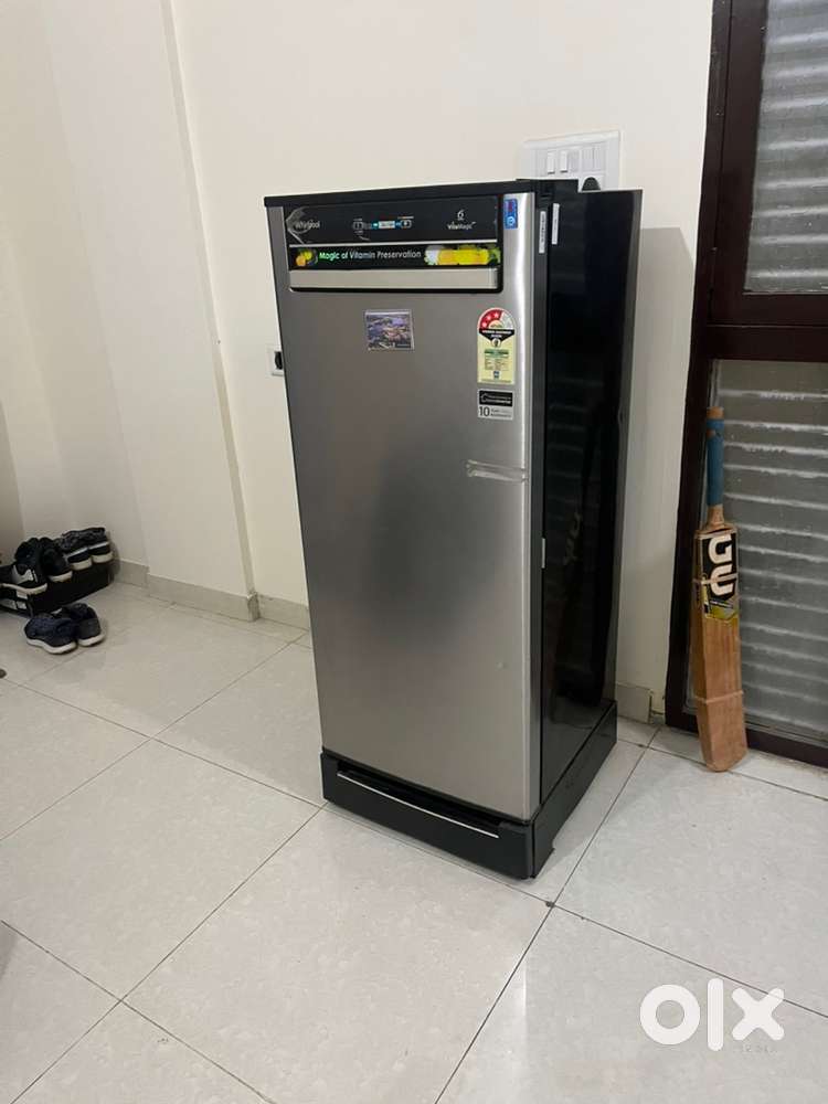 A single door whirlpool fridge in good condition