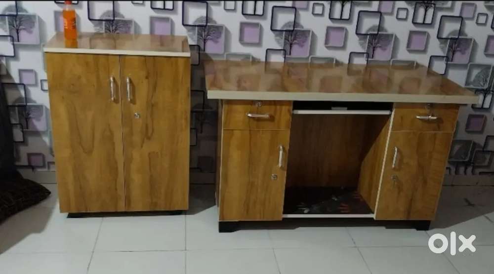 This furniture is used by salle camputer table