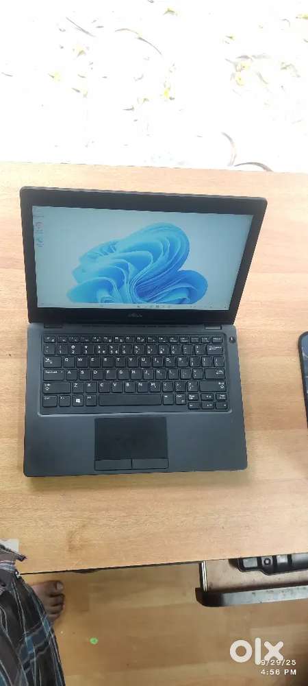 Dell 5280 laptop i5/7th Generation/8gb/256gb/adapter
