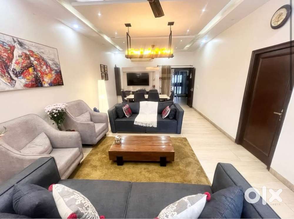 Fully furnished 2 BHK flat for rent in Saket near Metro.