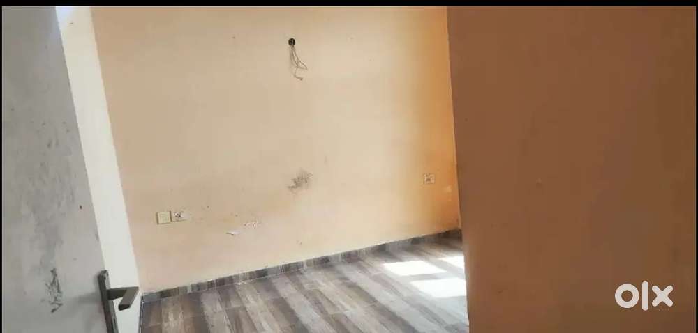 A roommate required female