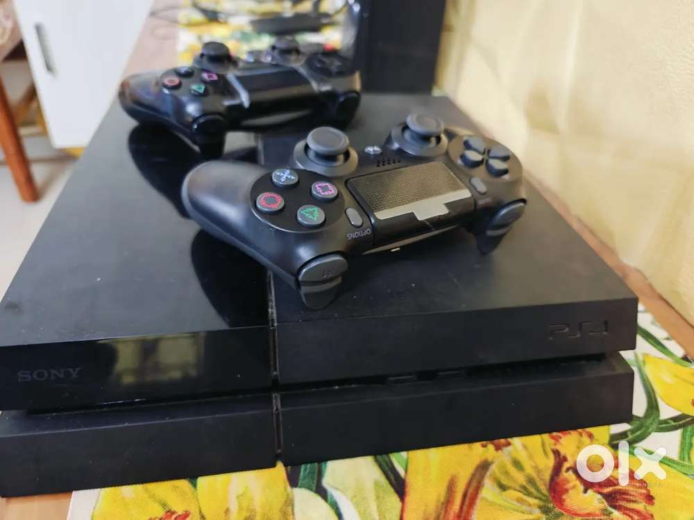 Ps4 12.52 with two controller in excellent condition