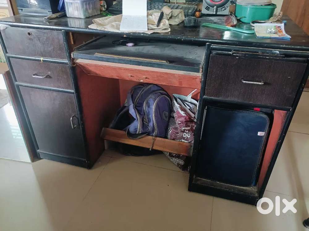 Computer table