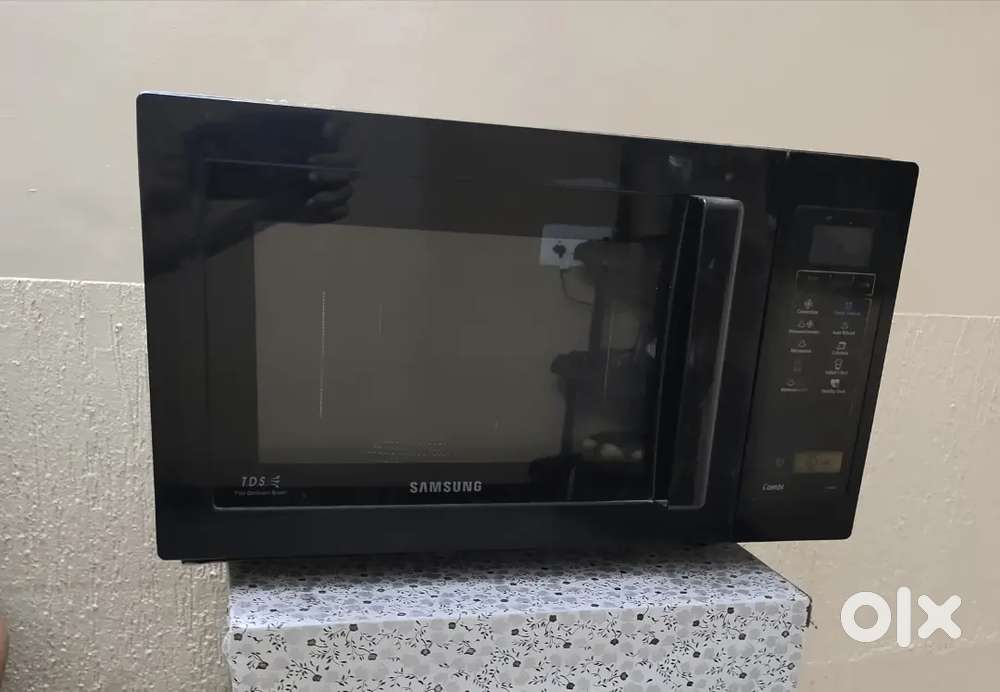 21L Microwave Oven (2011 Model) – Not Working, Selling As-Is