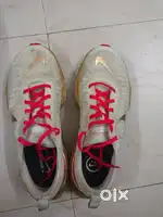 Sports shoes