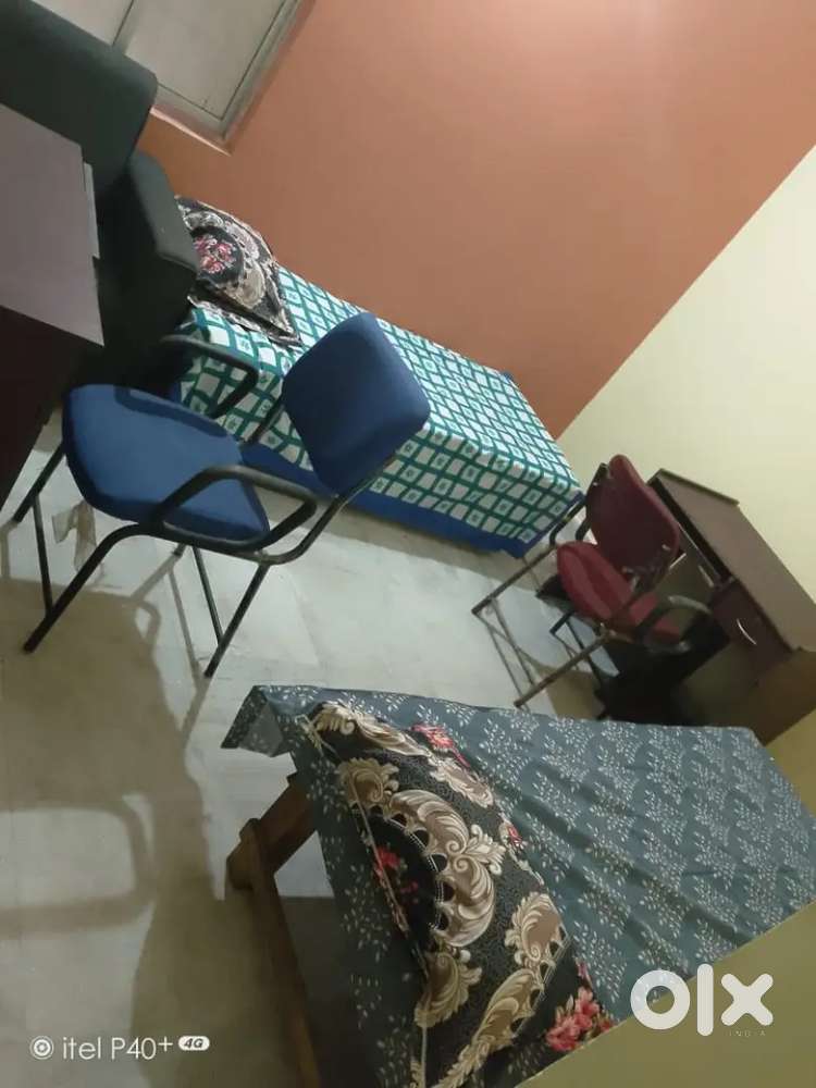 Pg near kiit chock for working professionals and students ( boys only)