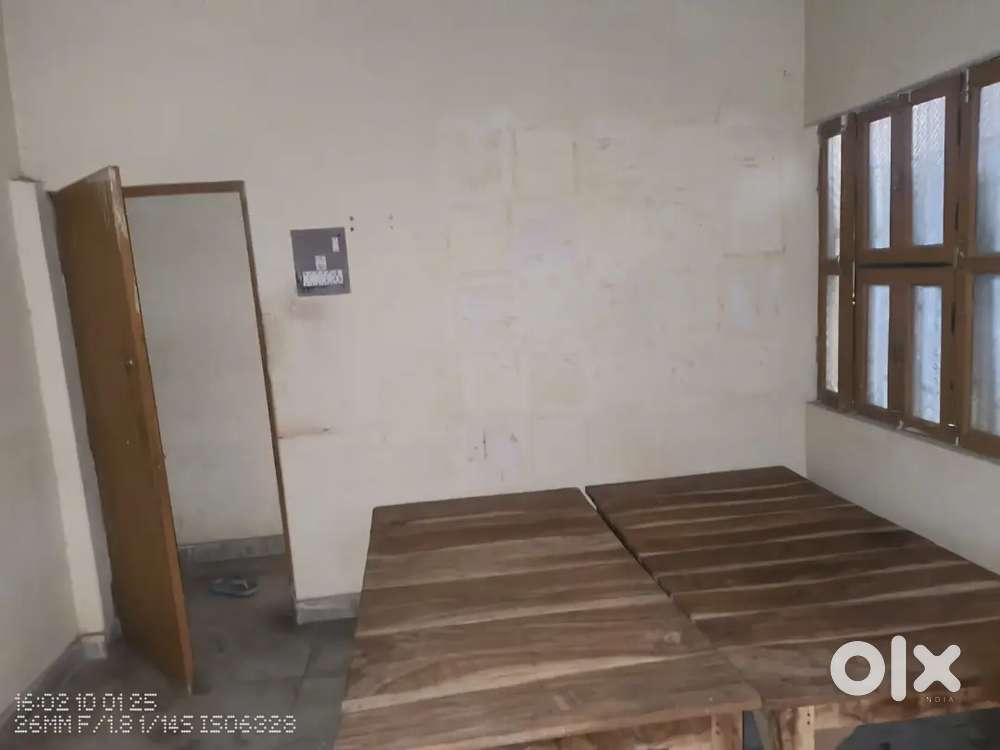 Fully Independent flat sharing one room is vacant