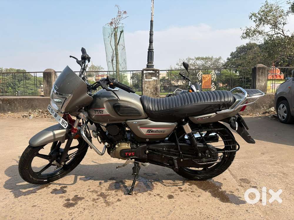 TVS RADEON METALIC GREY