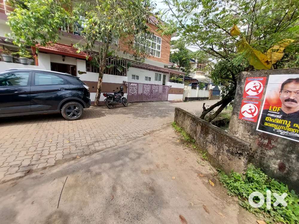 Land in Vyttila @ 5 lakhs / cent