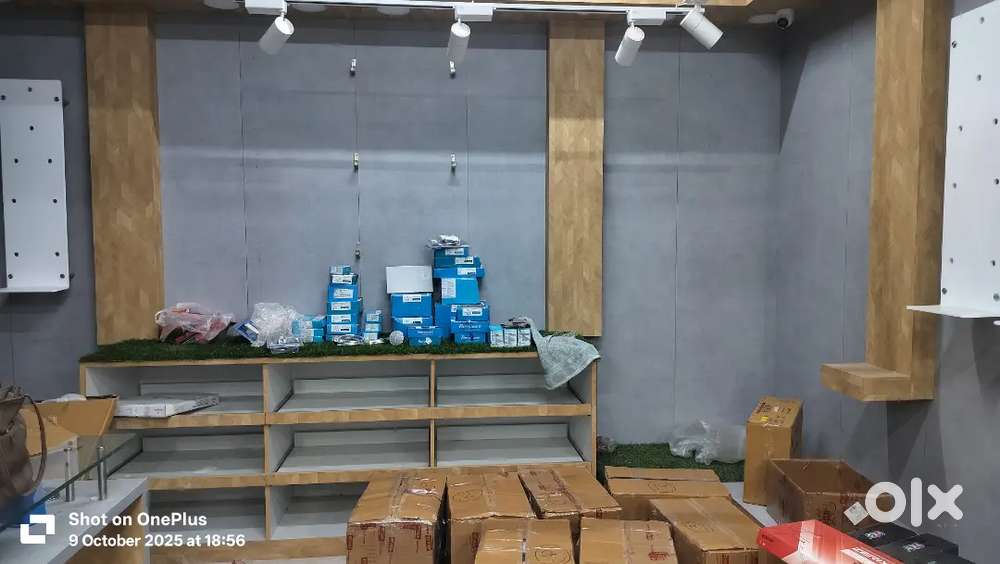 SANITARYWARE SHOWROOM FOR RENT WITH FURNITURE AND FITTINGS ON SALE.