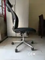 ऑफिस/स्टडी चेयर ,सेंटर टेबल और विंडो एसी