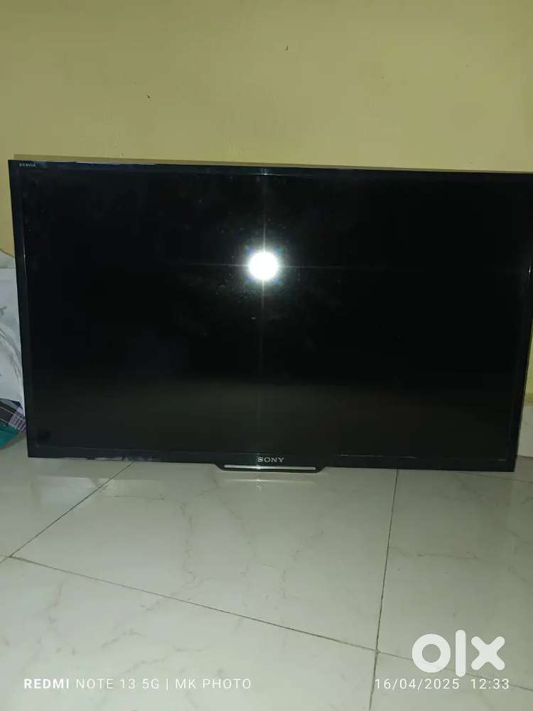 Selling for Spare parts, display problem Sony tv32 inch inbuilt woofer