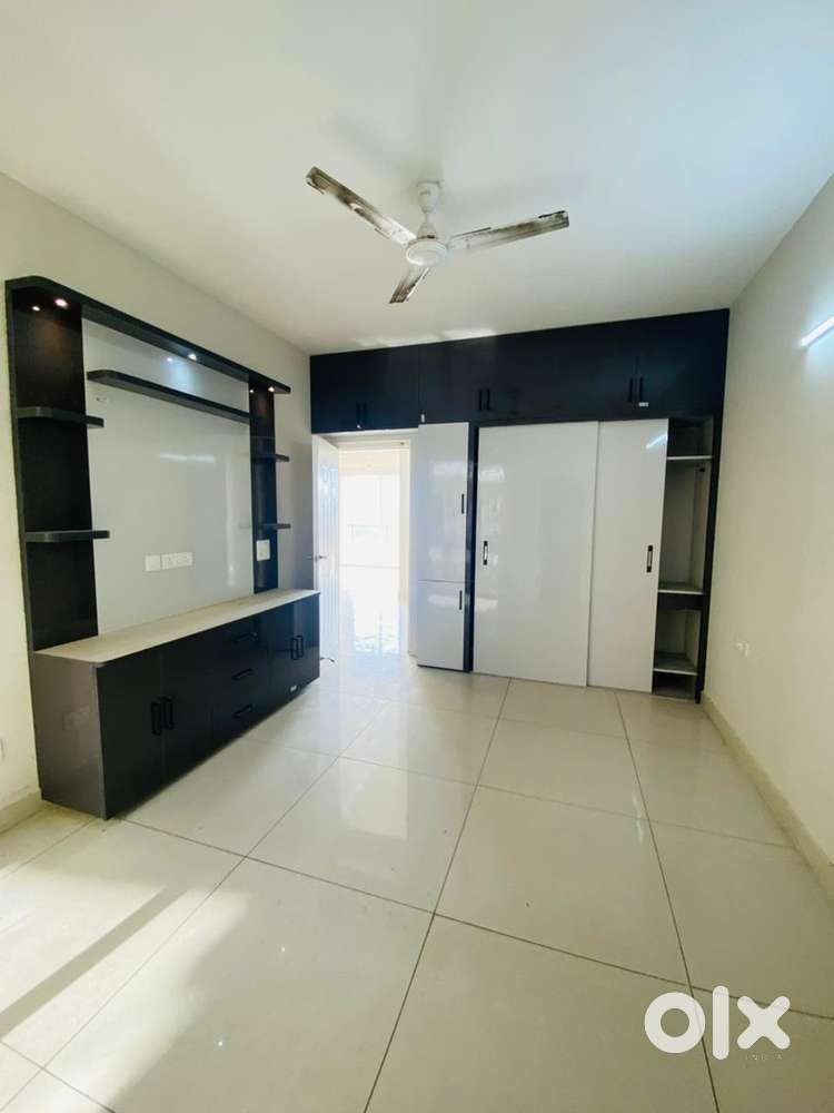 Semi furnished independent 3bhk flat avialable in gated society