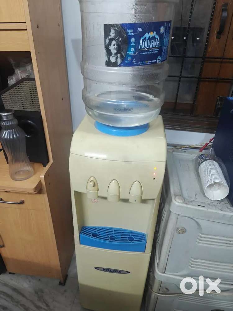 Water dispenser with fridge voltas