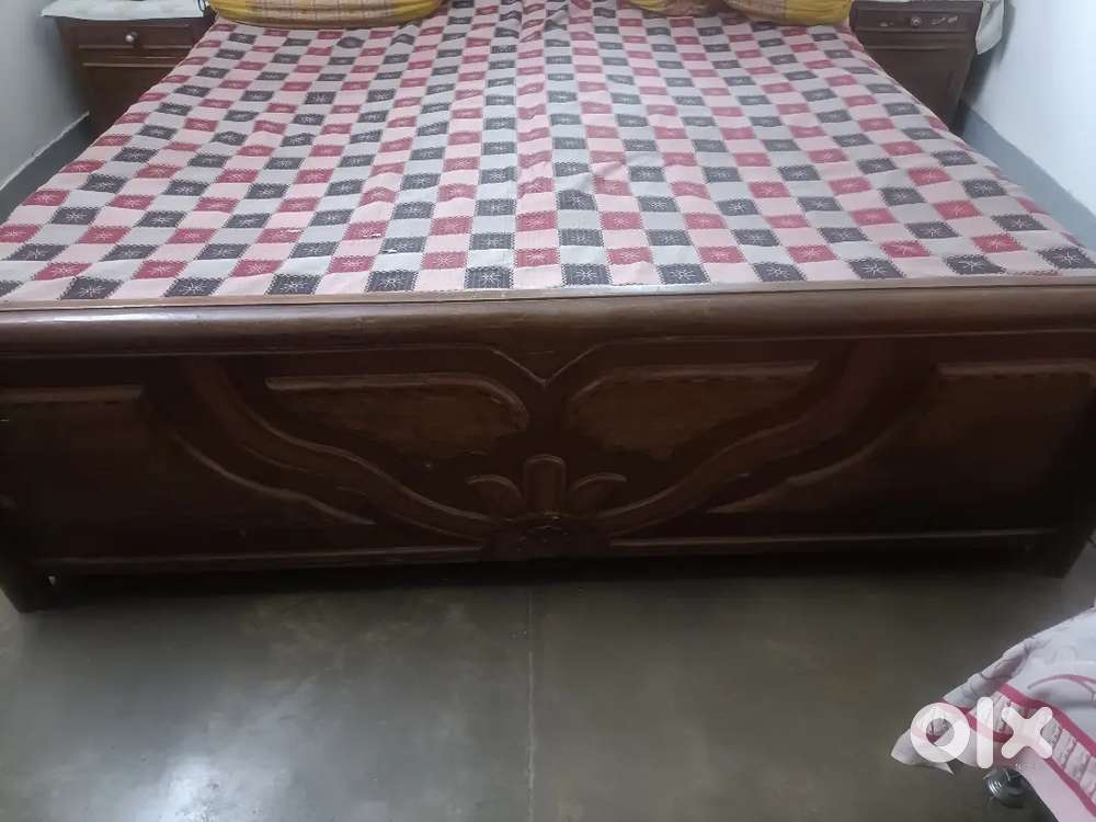 Box double king size bed, with 2 side tables