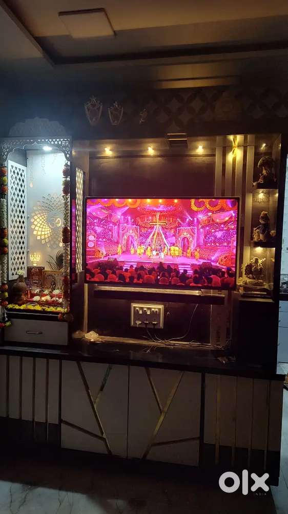 Showcase 1year old in built lighting