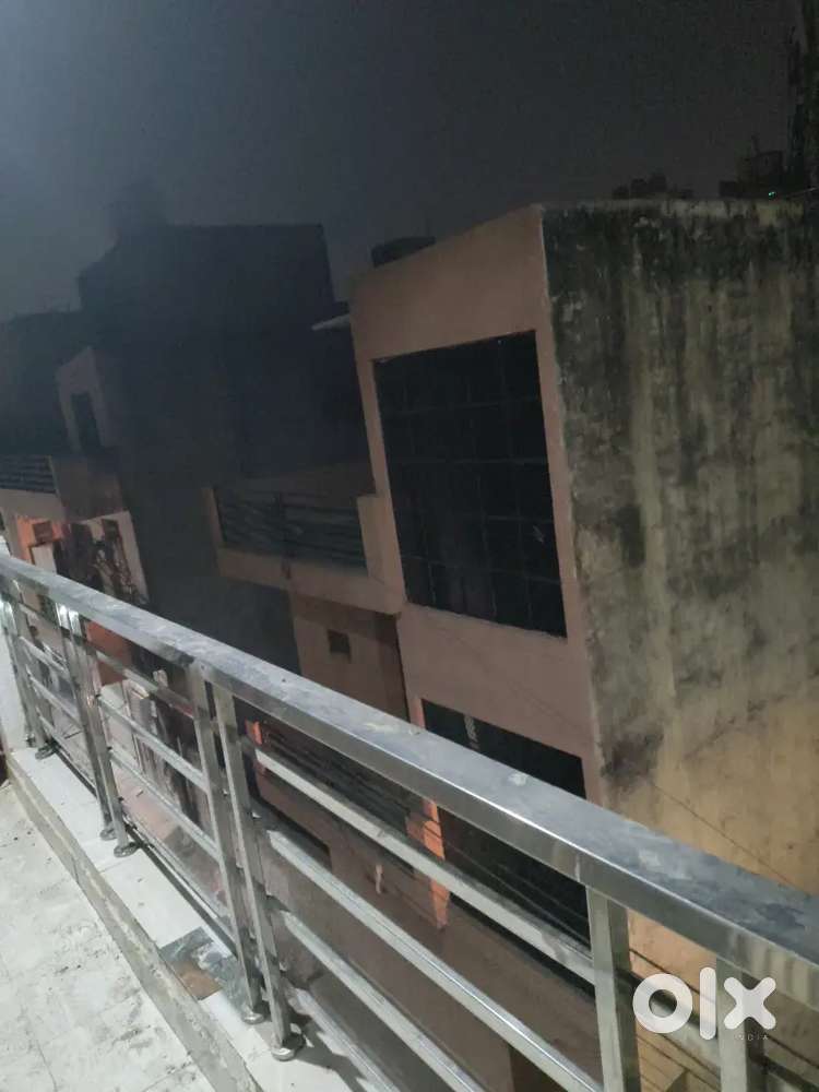 Looking for a decent educated flatmate