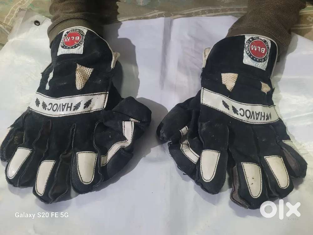 Cricket wicket keeping gloves