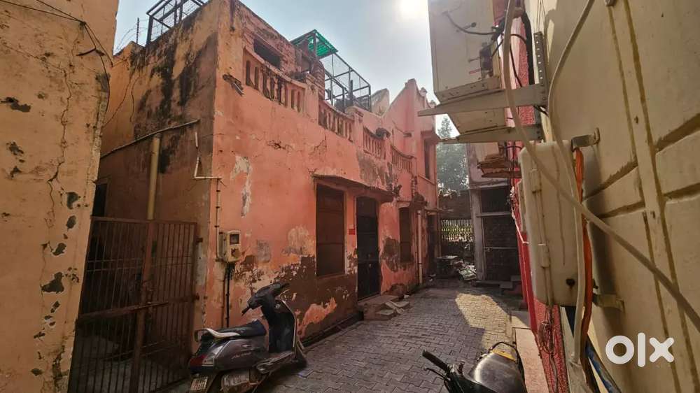 Independent 1954 old property located in baluganj