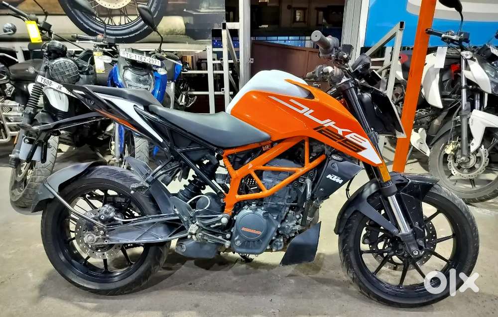 Complete Orange and white Duke 125 year 2023