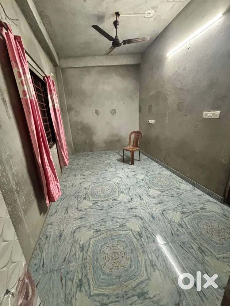 12 bje raat tk room me entry allowed hai