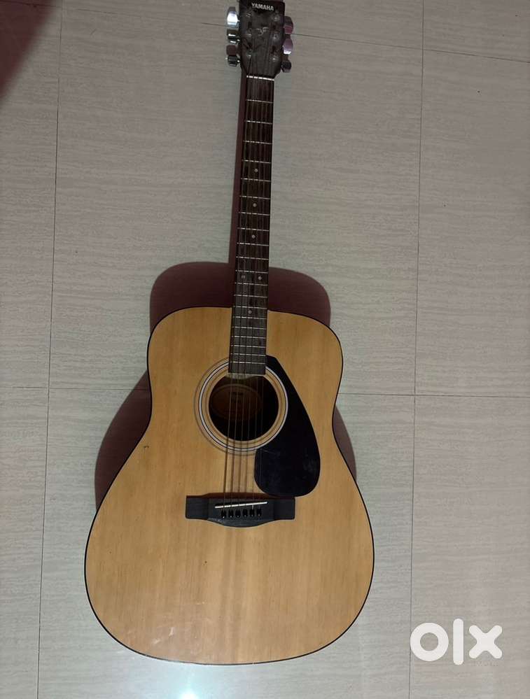 Yamaha F280 guitar acoustic .