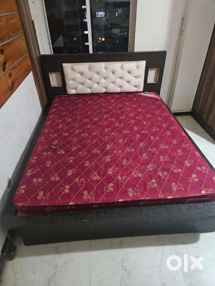 Bundle offer - 2 beds , dining table with chairs and 2 AC