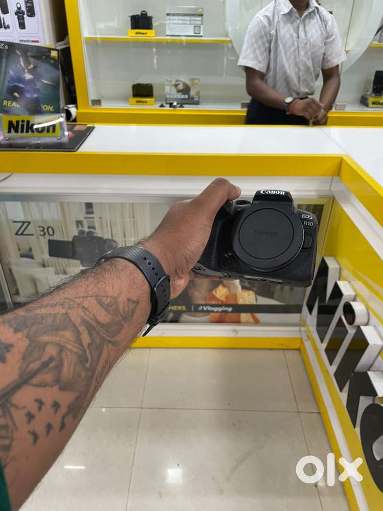 Cannon R10 mirror less camera with kit lense