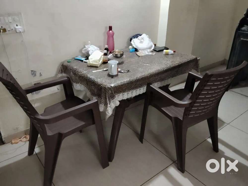 Dining table ( plastic)