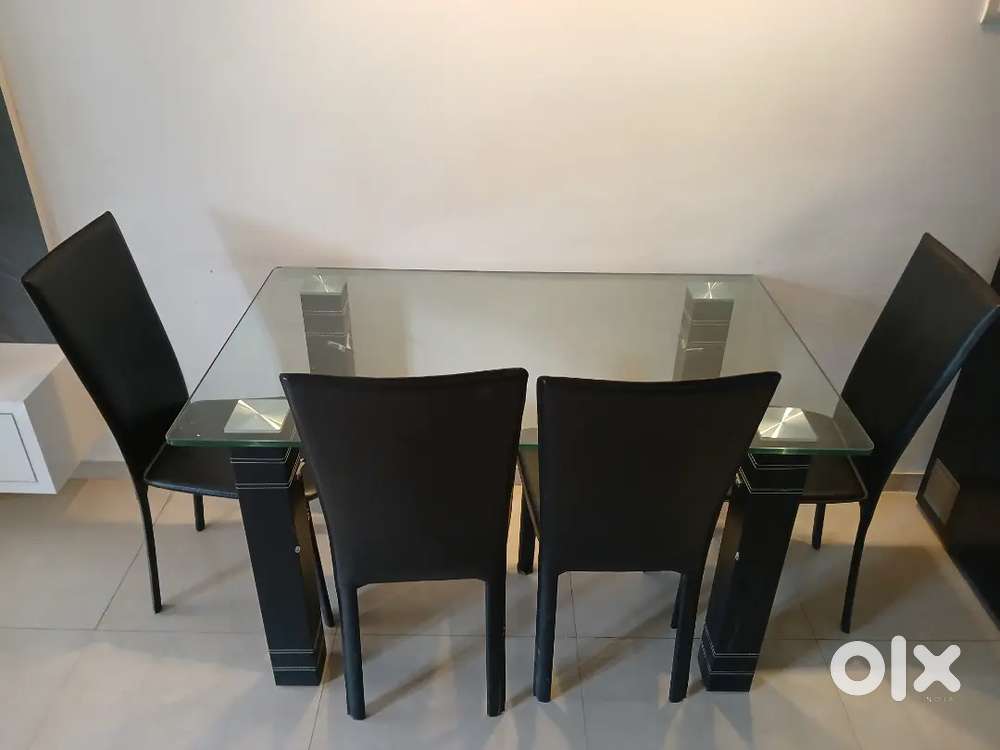 4 seater Dining table