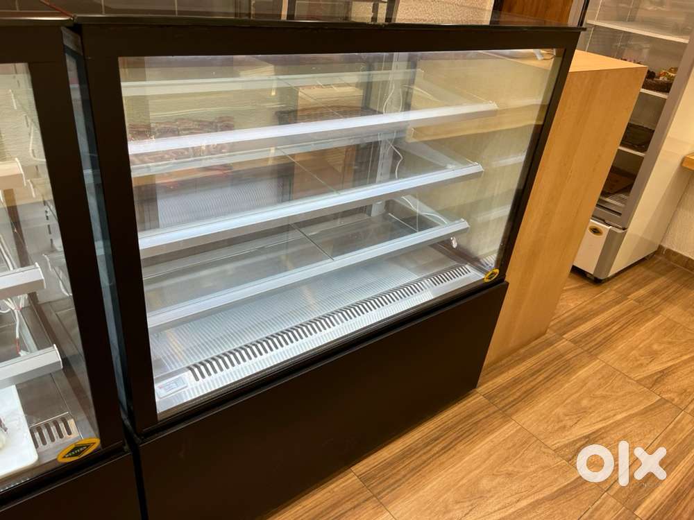 CAKE DISPLAY FRIDGE