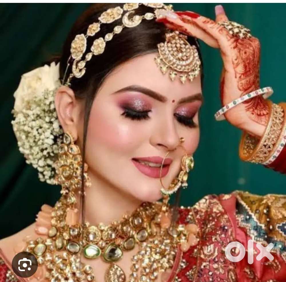 Femal make-up artist with one year experience