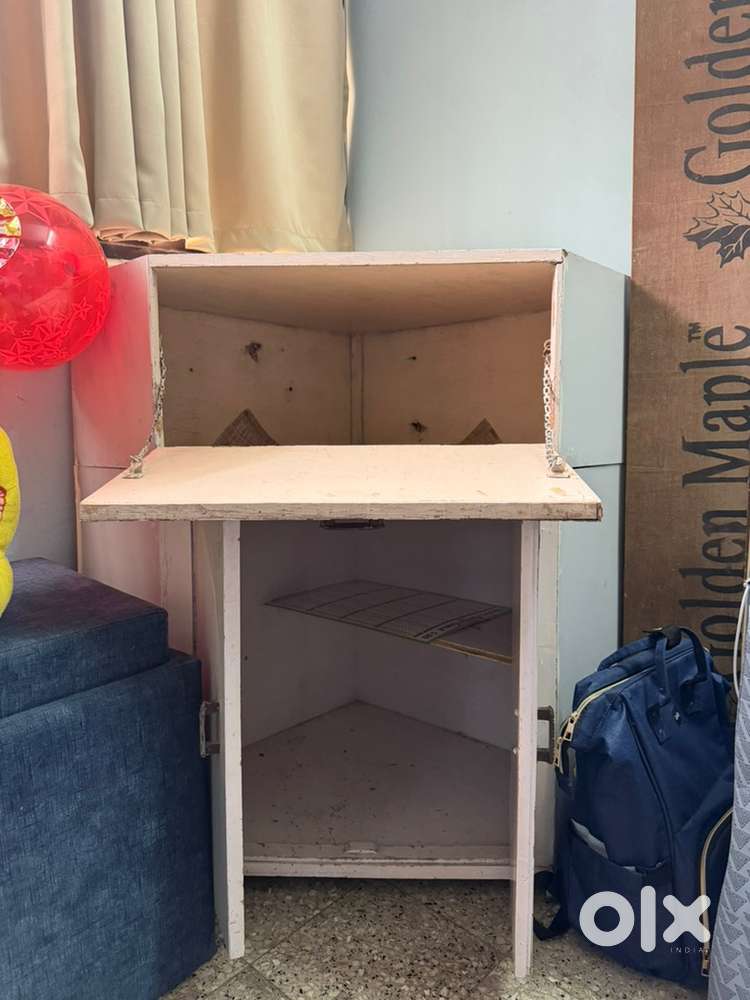 Bedside corner table