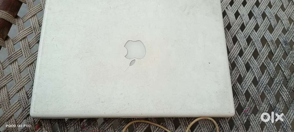 MacBook Apple laptop