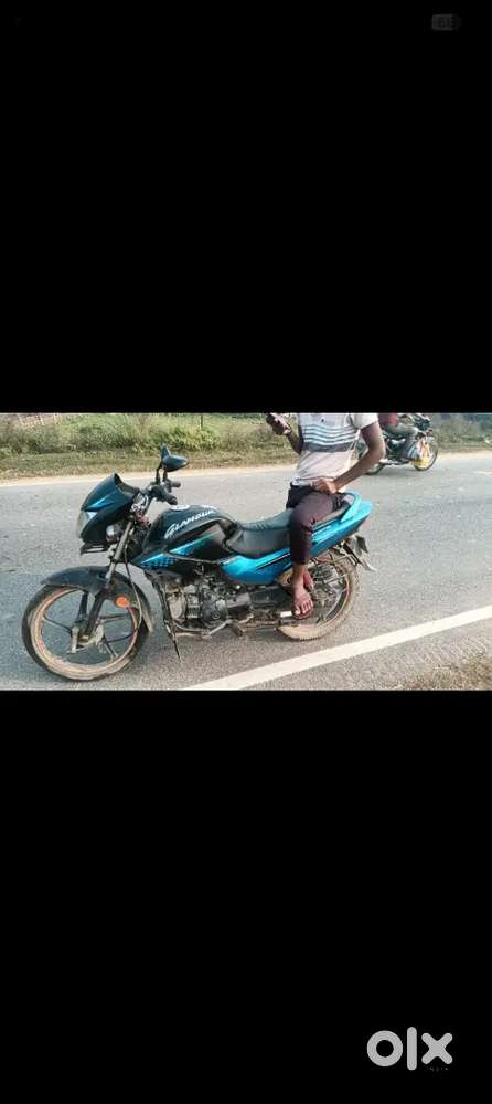 Ye bike smooth chalti hai ise office aane jane me keval use karte hai.