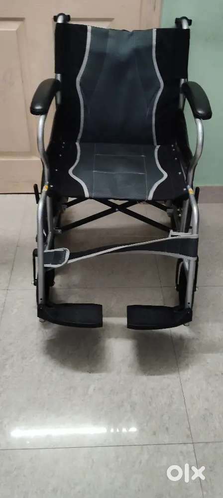 Foldable wheelchair with hand brakes very new