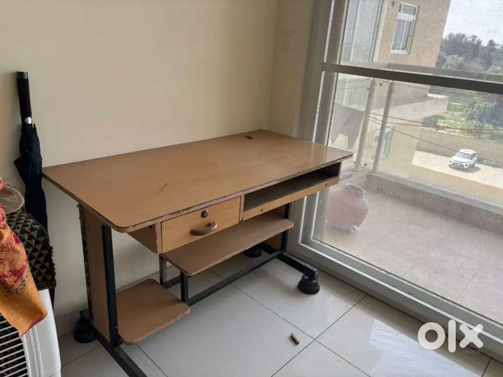 Computer table