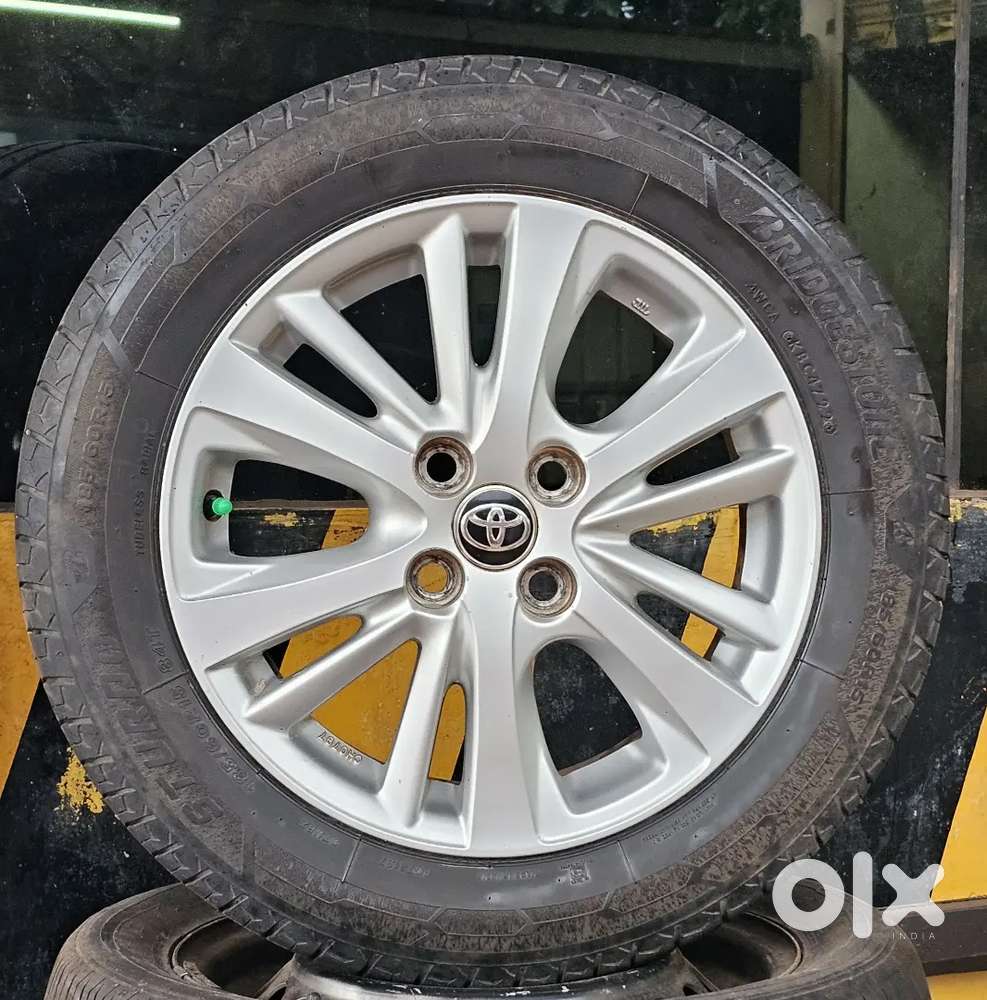 15 Inch Toyota Yaris Original 4 Alloys &185/60/15 4 Bridgstone Tyres
