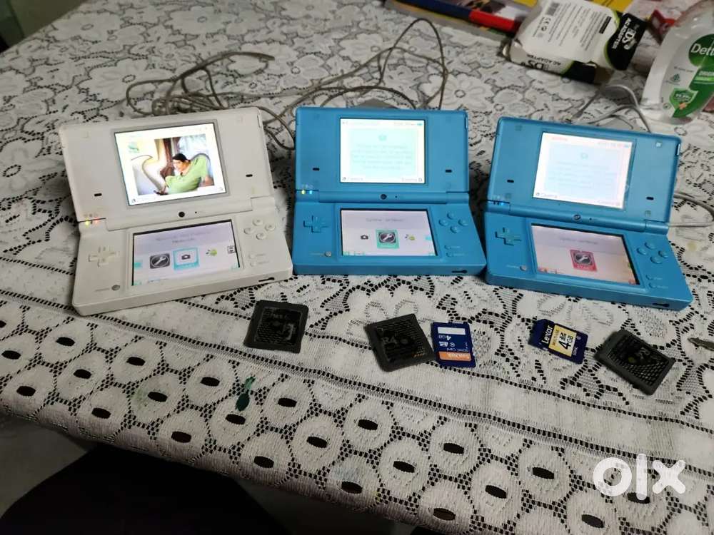Nintendo DSi Bundle – Mint Condition  Stylus + Chargers + R4 Cards