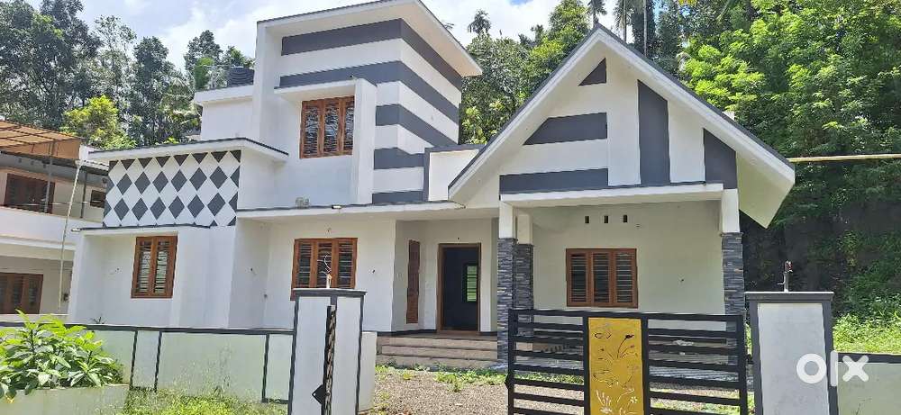 Koothattukulam town 9.5 cent 1600 sft new hom tar road open well