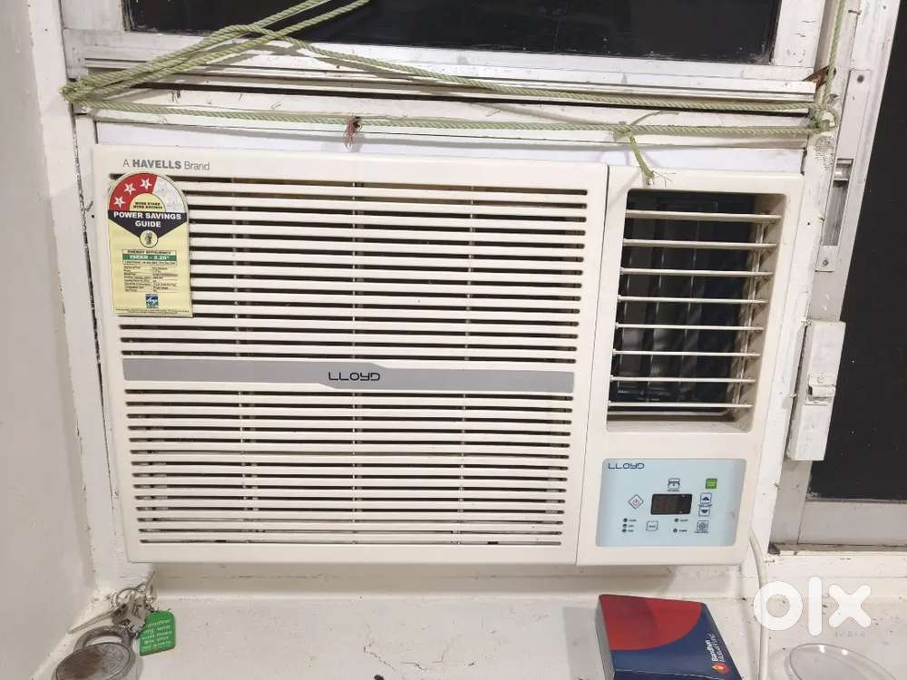 Lloyd window AC 2.5 year old